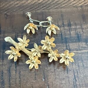 Vintage Giovanni Gold Tone Floral Brooch and Earrings Set